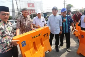 Uji coba penggunaan jalan setelah rampungnya pengerjaan box culvert Babat Jerawat Rampung, Surabaya