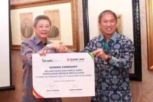 Bank INA dan Sequis Aset Manajemen Berkolaborasi Pasarkan Produk Reksa Dana untuk Perluas Layanan Nasabah Direktur Utama Bank INA Henry Koenaifi dan Presiden Direktur PT Sequis Aset Manajemen Sigit Pratama Wiryadi berfoto bersama usai penandatanganan kerja sama