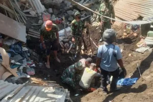 TNI Bersama Tim Gabungan Siaga Bantu Korban Erupsi Gunung Lewotobi di Flores Timur TNI bersama Polri dan pihak terkait terus membantu korban erupsi Gunung Lewotobi Laki-Laki