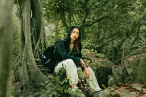 Ilustrasi traveler sedang menikmati traveling di hutan (foto: Hanuman Photo Studio, pexels)