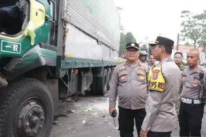 Sopir Truk Wing Box Tabrak Puluhan Kendaraan di Tangerang, Terbukti Positif Narkoba Kapolres Metro Tangerang Kota, Kombes Pol Zain Dwi Nugroho, saat melihat truk yang digunakan JFN