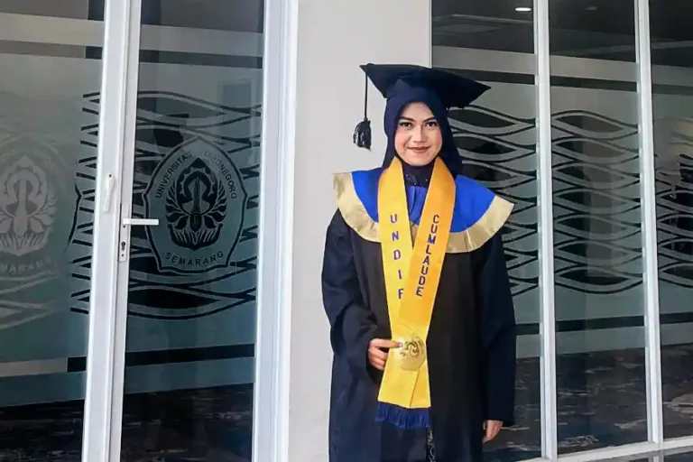 Syaikha Butsaina Dhiya’ulhaq wisudawan terbaik Sarjana Terapan (D4) Teknologi Rekayasa Kimia Industri (TRKI) Sekolah Vokasi Universitas Diponegoro