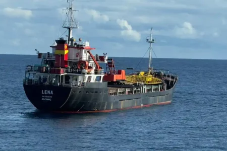 Bakamla RI Berhasil Selamatkan MV Lena di Laut Natuna Utara Bakamla RI melalui KN Pulau Dana-323 berhasil membantu kapal MV Lena yang mengalami kerusakan kemudi di perairan Laut Natuna Utara (foto: Humas Bakamla RI)