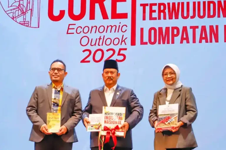Menteri PPN/Kepala Bappenas Rachmat Pambudy (tengah) bersama Pendiri CORE Indonesia Hendri Saparini (kanan) dan Direktur CORE Indonesia Mohammad Faisal (kiri) foto bersama saat acara Youth Economic Summit 2024 di Graha Bhakti Budaya, Taman Ismail Marzuki (TIM), Jakarta (foto: Dok Suara.com)