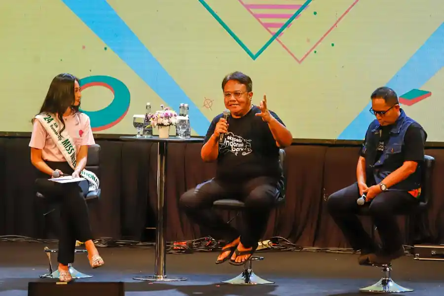 Sesi Nobar dan Talkshow bersama Puteri Indonesia Lingkungan 2024 Sophie Kirana (kiri), Jurnalis Dandhy Laksono (tengah) dan Direkstur Eksekutif CORE Indonesia Mohammad Faisal (kanan) (foto: Dok Suara.com)
