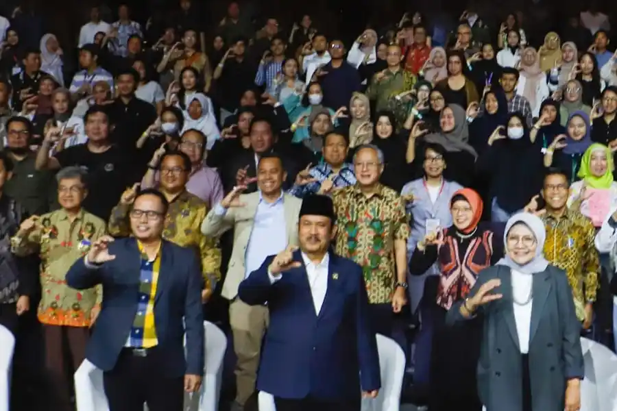 Menteri PPN/Kepala Bappenas Rachmat Pambudy (kedua kiri) bersama Pendiri CORE Indonesia Hendri Saparini (tengah) dan Direktur CORE Indonesia Mohammad Faisal (kiri) foto bersama para peserta Youth Economic Summit 2024 (foto: Dok Suara.com)
