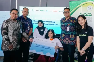Perwakilan Garuda Indonesia dan Alunjiva Indonesia bersama peserta pelatihan kewirausahaan bagi penyandang disabilitas di Semarang (foto: Dok Kementerian BUMN)