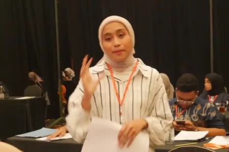Bank Indonesia Sukses Sertifikasi 500 Mahasiswa GenBI Jawa Barat melalui BNSP Salah satu peserta pelatihan dan sertifikasi BNSP yang tergabung dalam GenBI, sedang praktek menjadi Juru Bicara Desa Wisata Binaan BI Jabar