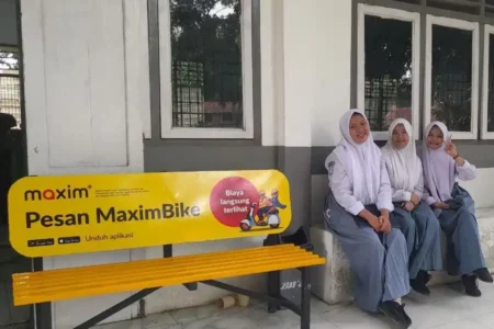 Maxim Peringati Hari Guru dengan Sumbangkan Kursi Tunggu untuk Sekolah di Malang Maxim berikan apresiasi kepada guru dan sekolah di sejumlah kota di Indonesia