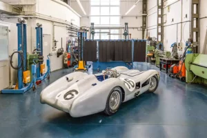 Mobil balap Grand Prix Mercedes-Benz W 196 R dengan nomor sasis 9, pabrikan di Mercedes-Benz Classic Center, Fellbach (foto: Mercedes-Benz Group)