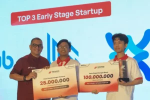 Pendiri Aitoma, Muhammad Hariz Izzuddin dan Muhammad Khusnul Khuluq, mahasiswa aktif di Politeknik Elektronika Negeri Surabaya (PENS)