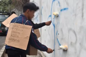 Dua Pemuda Lakukan Vandalisme