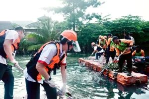 Yayasan WINGS Peduli mengajak masyarakat gotong royong membersihkan Sungai Cakung, Jakarta Timur