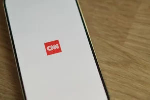 Kasus Miftah Faridl vs CNN Indonesia, Mediator Disnaker: Pemotongan Upah Sepihak Langgar Hukum Ilustrasi CNN (foto: appshunter.io, unsplash)