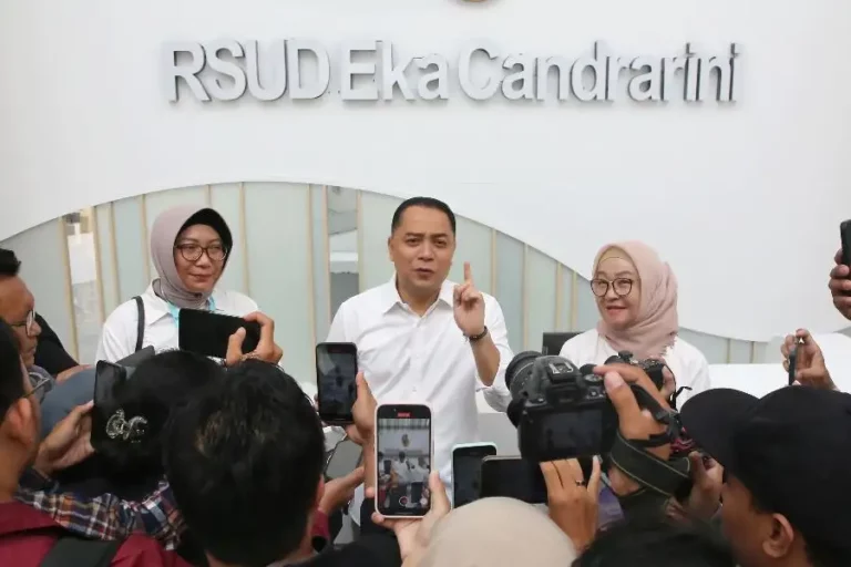 Wali Kota Surabaya Eri Cahyadi saat memberikan keterangan di depan awak media