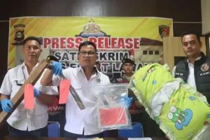 Polres Empat Lawang Ungkap Kasus Rudapaksa dan Pencabulan Terhadap Anak Kandung Petugas Polres Empat Lawang menunjukkan barang bukti kasus rudapaksa dan pencabulan terhadap anak kandung