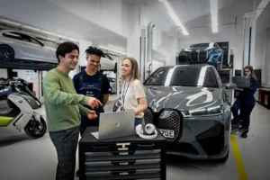Sejumlah awak di BMW (foto: Dok BMW Group)