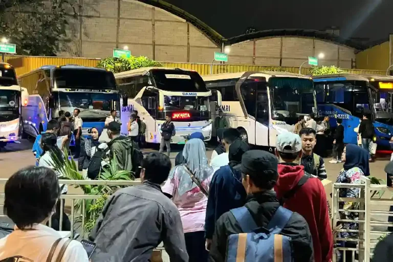 Desember Meriah: Promo Spesial Nataru 2024/2025 dari DAMRI Para calon penumpang layanan transportasi Damri (foto: Dok Damri)