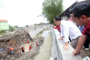 Wali Kota Eri Cahyadi saat melakukan inspeksi mendadak di saluran Pakal, Surabaya