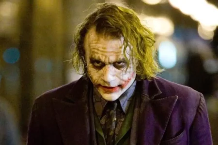 The Dark Knight (2008), Pertarungan Hero Gelap dan Penjahat Psikopat yang Melegenda Heath Ledger sebagai Joker dalam (The Dark Knight (2008)