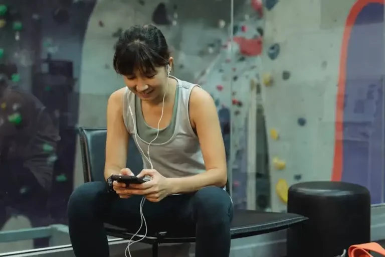 5 Fitur Spotify yang Bikin Liburan Kamu Semakin Seru Ilustrasi menikmati musik di ponsel (foto: Allan Mas, pexels)