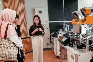 Ruang simulasi industri mini yang menggunakan smart technology di UK Petra Surabaya (foto: Dok Beritajatim.com)