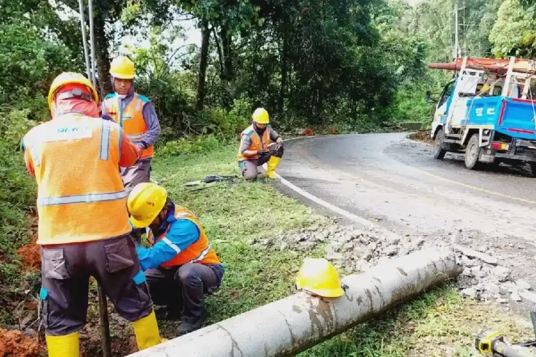 Awak PLN bergerak cepat memulihkan kelistrikan yang bermasalah setelah cuaca ekstrem di beberapa wilayah Jawa Barat