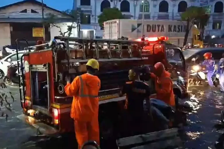 Hujan Deras dan Angin Kencang di Surabaya, Pemkot Langsung Kerahkan Puluhan Unit PMK