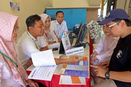 Warga Kota Surabaya sedang berkonsultasi di Posko PPDB 2024