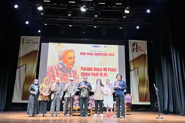 Puncak Perayaan Hari Puisi Indonesia 2024: Menghidupkan Kembali Akar dan Sumber Kebudayaan Perayaan Hari Puisi Indonesia 2024 di Teater Kecil, Taman Ismail Marzuki