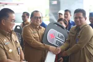 Pemprov Kaltim Hibahkan 22 Unit Mobil Jenazah dan Ambulans untuk Layanan Kemanusiaan Penyerahan hibah mobil jenazah dan ambulans (foto: Dok Diskominfo Kaltim)