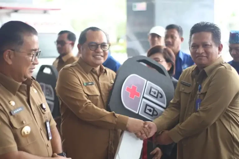 Penyerahan hibah mobil jenazah dan ambulans (foto: Dok Diskominfo Kaltim)