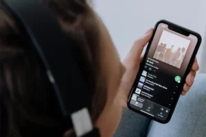Universal Music Group dan Amazon Music Perluas Kerja Sama Global untuk Streaming 2.0 Ilustrasi pengguna layanan music streaming di ponsel (foto: cottonbro studio, pexels)