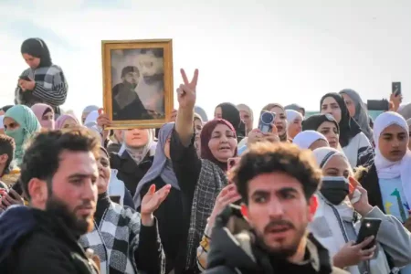 Masyarakat dan warga kota Daraa berkumpul di Al-Karama dan Al-Hurriya Square pasca jatuhnya Bashar Al-Assad (foto: Mahmoud, unsplash)