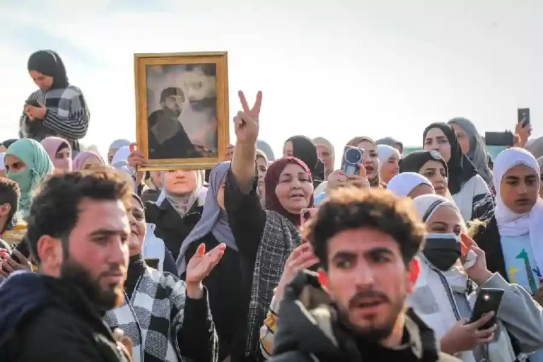 Jatuhnya Rezim Assad dan Dampaknya bagi Timur Tengah, Ini Pendapat Dosen HI Unair Masyarakat dan warga kota Daraa berkumpul di Al-Karama dan Al-Hurriya Square pasca jatuhnya Bashar Al-Assad (foto: Mahmoud, unsplash)