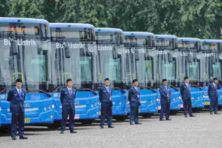 Peluncuran dan pengoperasian armada bus listrik baru Transjakarta di Plaza Selatan Monas, Jakarta Pusat