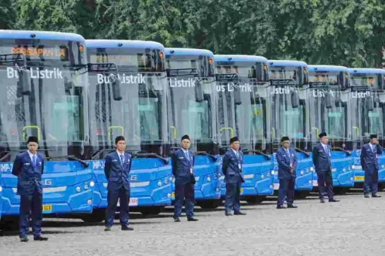 Peluncuran dan pengoperasian armada bus listrik baru Transjakarta di Plaza Selatan Monas, Jakarta Pusat