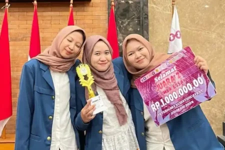 Fullan Ausati Putri, Aulia Dinda, dan Prima Sukma dari Universitas Airlangga