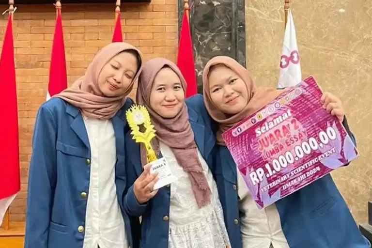 Fullan Ausati Putri, Aulia Dinda, dan Prima Sukma dari Universitas Airlangga
