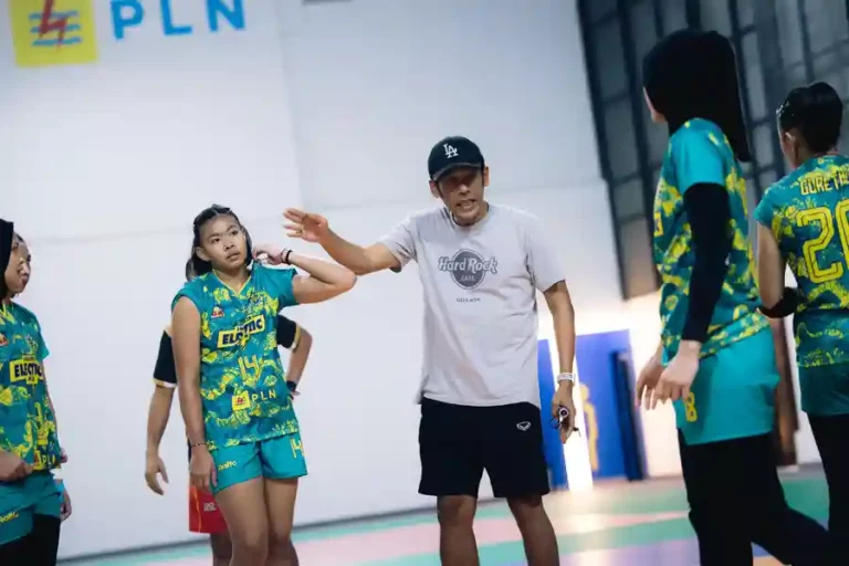 Tim bola voli putri Jakarta Electric PLN saat berlatih di Gedung Olahraga Electric PLN, Bandung (foto: Dok PLN)