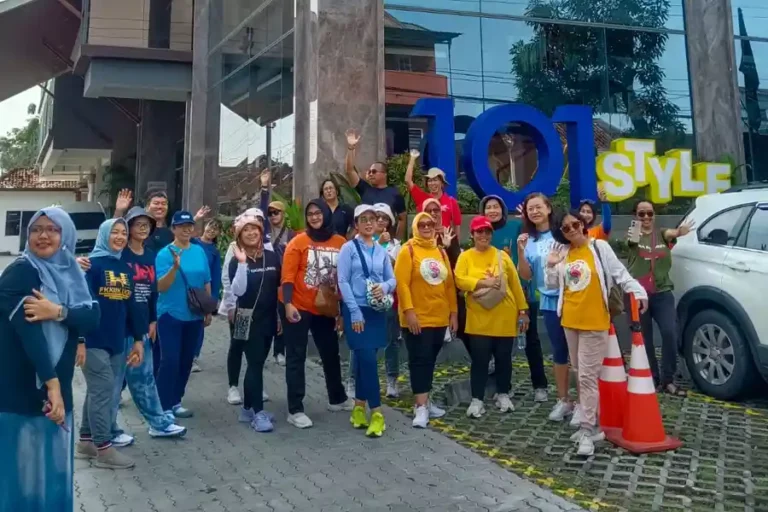 Peserta walking tour inisiasi 1O1 Style Yogyakarta Malioboro bersama Kampung Wisata Purwokinanti