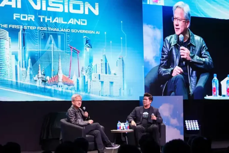 Pendiri NVIDIA, Jensen Huang (kiri), saat menghadiri diskusi tentang kemajuan AI di Thailand