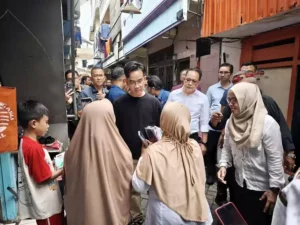 Wapres RI Gibran Rakabuming Raka didampingi Pj Gubernur Jawa Timur Adhy Karyono saat blusukan ke Jl Kapasan Samping II, Surabaya
