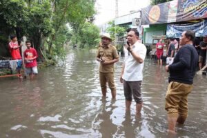 Penyelesaian Banjir Jadi Prioritas Pemkot Surabaya Tahun 2025 Wali Kota Surabaya Eri Cahyadi menyebut jika ada anggaran tambahan yang sedang disiapkan oleh pemkot, dan saat ini masih dalam tahap pembahasan di DPRD.