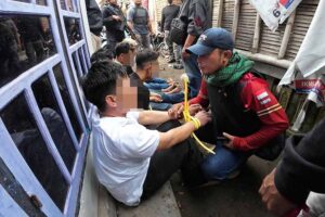 Gerebek Kampung Narkoba di Lombok Tengah, Polisi Amankan 25 Orang Petugas saat menginterogasi terduga kasus peredaran narkotika yang berhasil diamankan di Kampung Narkoba di Desa Beleka Daye, Kecamatan Praya Timur, Kabupaten Lombok Tengah