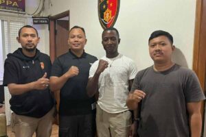 Amadhila, WNA asal Afrika, mengapresiasi jajaran Polsek Tambora, Jakarta Barat