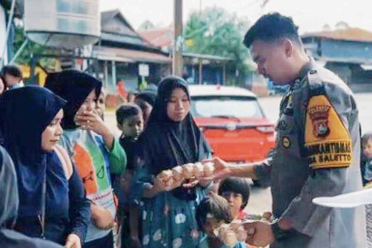 One Day One Egg, Cara Inspiratif Brigpol Riefky Cegah Stunting di Desa Salletto Mamuju Brigpol Riefky Dj Al Idrus saat membagikan telur untuk warga (foto: Dok Humas Polri)