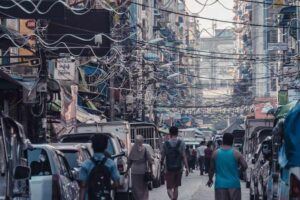 Salah satu sudut kawasan Yangon Old Town Street, Myanmar (foto: Zuyet Awarmatik, unsplash)