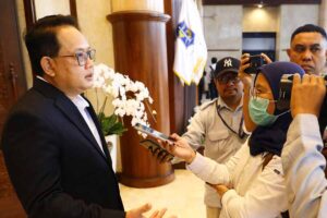 Dua BUMD Jatim Resmi Jadi Perseroda, Fokus Tingkatkan Kinerja untuk Kesejahteraan Masyarakat Pj Gubernur Jawa Timur Adhy Karyono saat memberikan penjelasan di depan awak media
