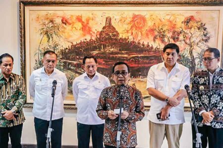 Pemerintah memutuskan segera membangun hunian sementara bagi pengungsi. Hunian sementara dibangun bersamaan dengan mempersiapkan proses relokasi dan pembangunan hunian tetap.
